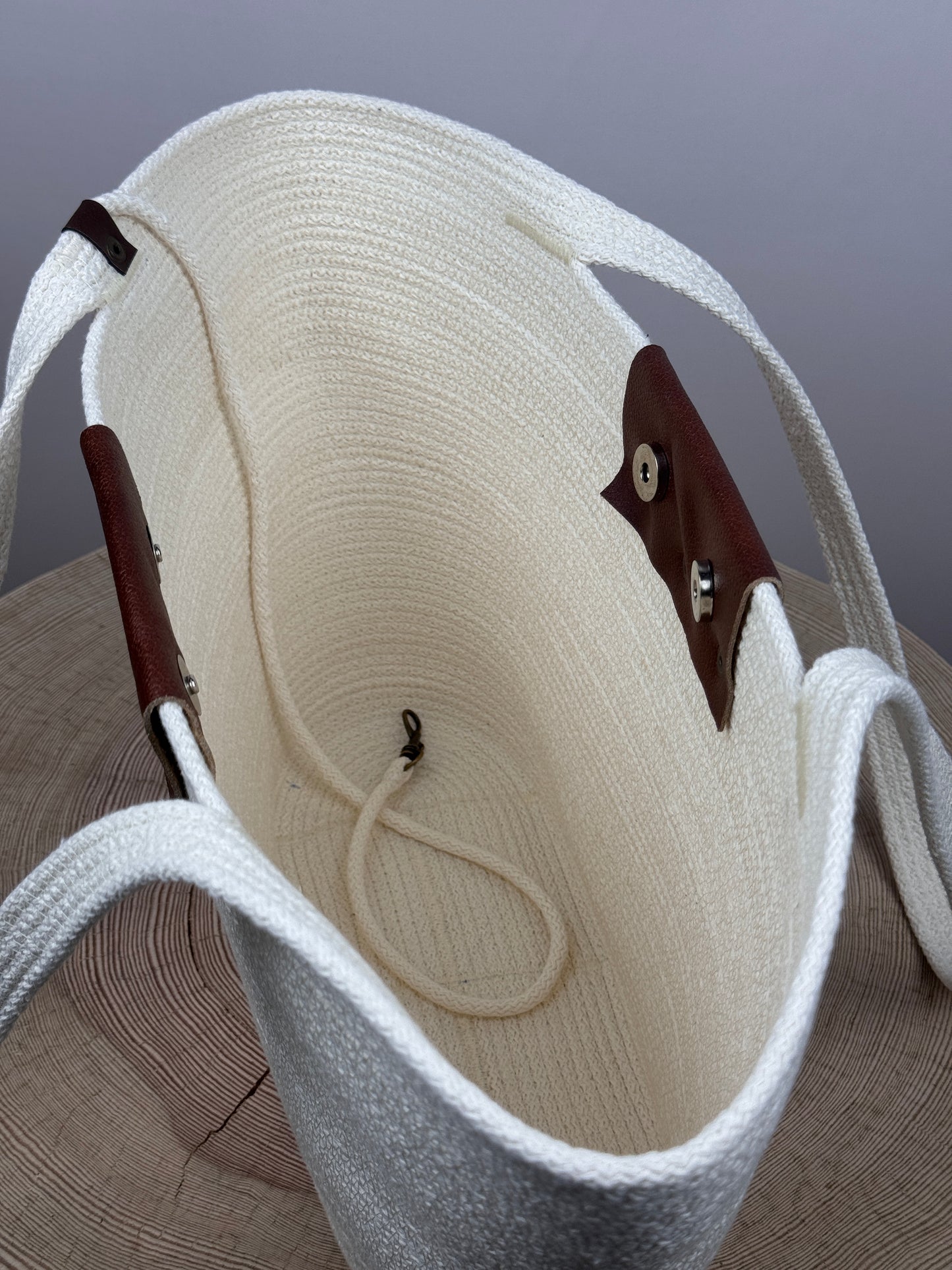 Kosz SOLO biały ze skórzanym zapięciem